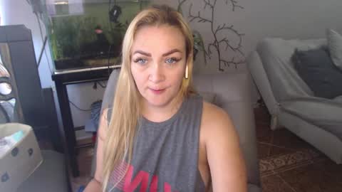 Adriana Paredes  online show from 03/08/25, 12:09