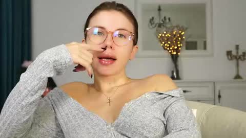 Aelia online show from 10/09/25, 04:21