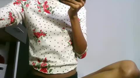 Snapshot of africadeluxe chatting on 01/04/25, 01:31 Africa online show from 01/04/25, 01:31