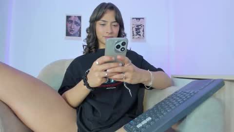 Snapshot of agathauwuart chatting on 12/17/25, 11:33 Agatha online show from 12/17/25, 11:33