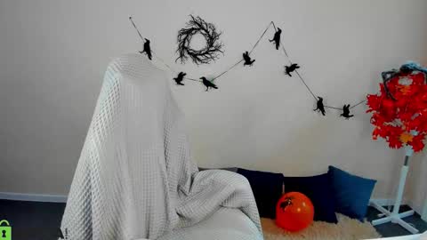 agnes wells online show from 10/31/25, 09:21