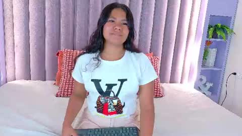 Snapshot of ahslyevans__ chatting on 07/16/26, 07:42 AHSLY online show from 07/16/26, 07:42