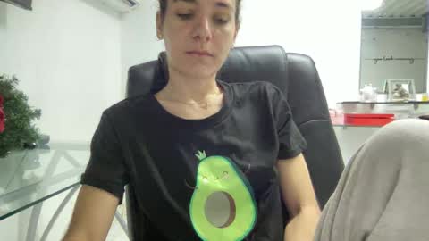 Snapshot of ailebun chatting on 12/04/24, 11:46 Aile online show from 12/04/24, 11:46