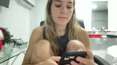 Snapshot of ailebun chatting on 12/05/24, 09:39 Aile online show from 12/05/24, 09:39