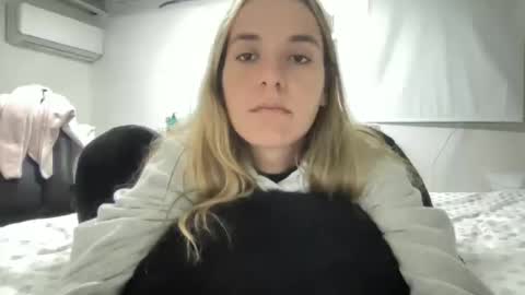 Snapshot of ailebun chatting on 12/15/24, 06:07 Aile online show from 12/15/24, 06:07