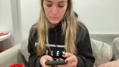 Snapshot of ailebun chatting on 01/04/25, 01:21 Aile online show from 01/04/25, 01:21