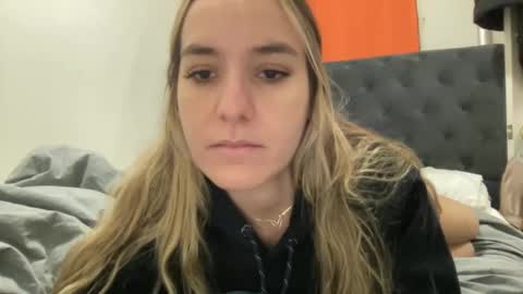 Snapshot of ailebun chatting on 01/21/25, 12:15 Aile online show from 01/21/25, 12:15