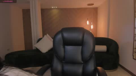 Snapshot of aileenvega chatting on 03/06/25, 11:58 AILEEN VEGA online show from 03/06/25, 11:58