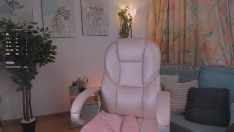 Aisha online show from 04/13/26, 12:21