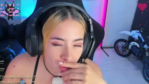 Snapshot of aishelyng20 chatting on 10/24/25, 06:43 aishelyng20 online show from 10/24/25, 06:43