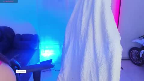 Snapshot of aishelyng20 chatting on 11/23/25, 05:24 aishelyng20 online show from 11/23/25, 05:24