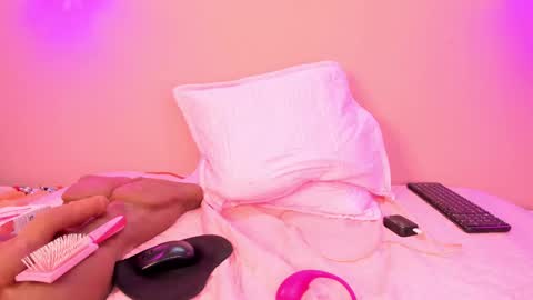 Snapshot of alahia_betancur chatting on 01/24/25, 03:02 Alahia online show from 01/24/25, 03:02