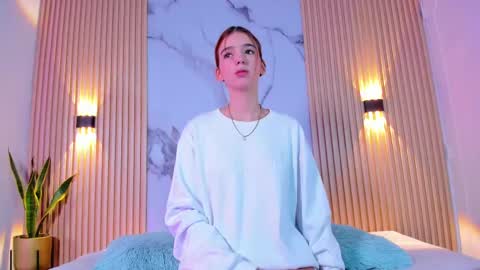 Snapshot of alana_333 chatting on 09/10/25, 11:43 A L A N A online show from 09/10/25, 11:43