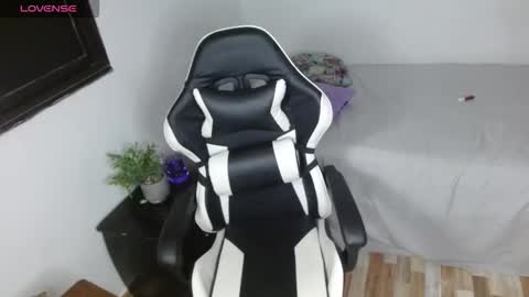 Snapshot of alana_4 chatting on 12/17/25, 03:12 alana online show from 12/17/25, 03:12