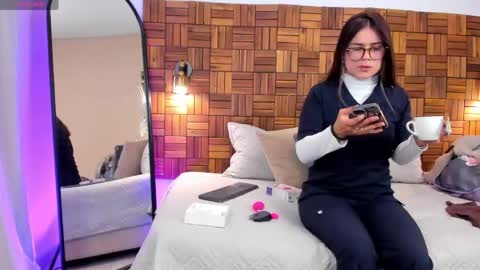 Snapshot of aleessiia chatting on 04/14/26, 01:28 alessia online show from 04/14/26, 01:28