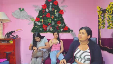 Snapshot of alejita_smithh chatting on 12/17/25, 12:11 zoe and Kataleya online show from 12/17/25, 12:11