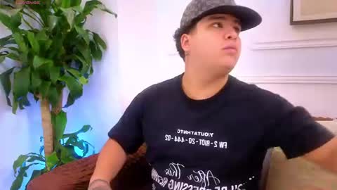 Snapshot of alejo_bennett chatting on 08/04/26, 06:43 Alejo online show from 08/04/26, 06:43