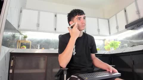 alejo_gray1 online show from 01/05/26, 07:17