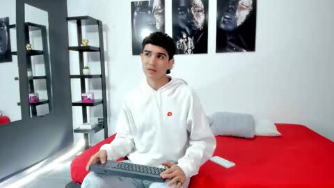 alejo_gray1 online show from 02/24/26, 12:03