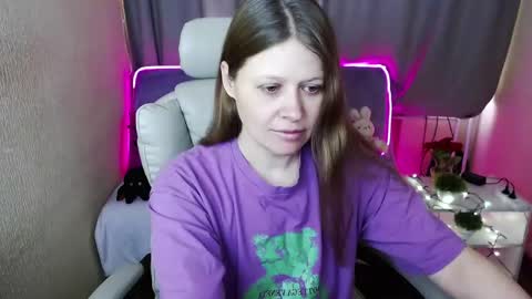 Snapshot of alekasamui chatting on 02/05/25, 04:37 Aleksa online show from 02/05/25, 04:37