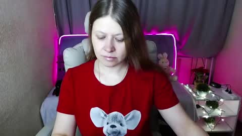 Snapshot of alekasamui chatting on 02/25/25, 01:41 Aleksa online show from 02/25/25, 01:41