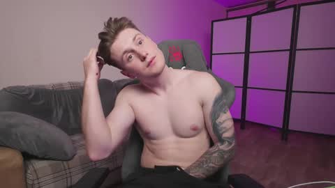 Snapshot of aleks_fisher chatting on 11/04/25, 05:12 Alex and Linar online show from 11/04/25, 05:12