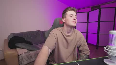 Snapshot of aleks_fisher chatting on 11/11/25, 10:54 Alex and Linar online show from 11/11/25, 10:54