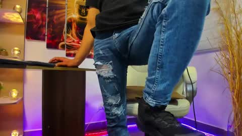 Snapshot of alessandro__wye chatting on 12/13/24, 10:08 ALESSANDRO WYE online show from 12/13/24, 10:08