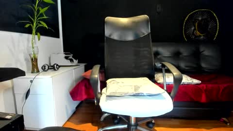 Snapshot of alessandro__wye chatting on 10/24/25, 02:30 ALESSANDRO WYE online show from 10/24/25, 02:30