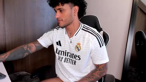 Snapshot of alessandro_vanni chatting on 01/12/25, 04:08 Alessandro Vanni online show from 01/12/25, 04:08