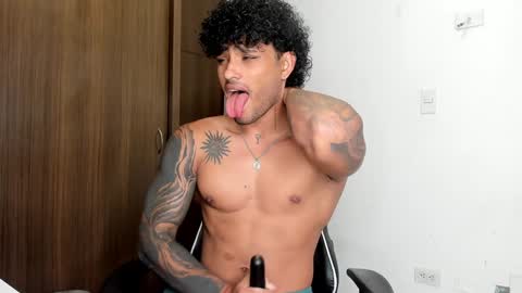 Snapshot of alessandro_vanni chatting on 01/22/25, 11:32 Alessandro Vanni online show from 01/22/25, 11:32