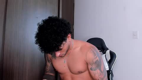 Snapshot of alessandro_vanni chatting on 02/04/25, 12:55 Alessandro Vanni online show from 02/04/25, 12:55