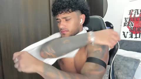 Snapshot of alessandro_vanni chatting on 09/30/25, 01:05 Alessandro Vanni online show from 09/30/25, 01:05