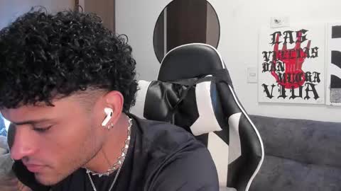 Snapshot of alessandro_vanni chatting on 12/18/25, 02:34 Alessandro Vanni online show from 12/18/25, 02:34