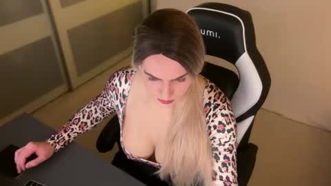 Snapshot of alevsandra87 chatting on 12/27/24, 10:59 Leyla Leg online show from 12/27/24, 10:59