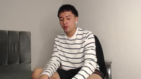 Snapshot of alex__lover chatting on 10/15/25, 03:17 Owen online show from 10/15/25, 03:17