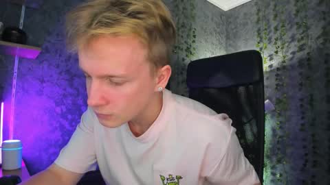 Snapshot of alex__sweet chatting on 10/19/25, 06:47 your Alex online show from 10/19/25, 06:47