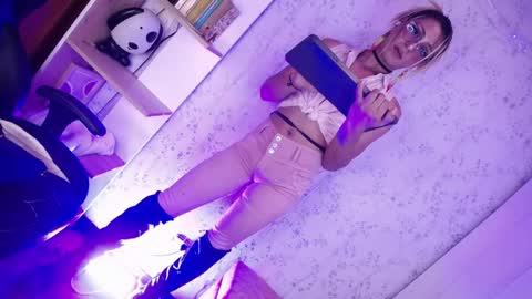 alexaavandercloude online show from 04/14/26, 08:04