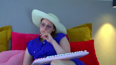 AlexaAvery online show from 06/20/26, 06:49
