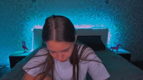 Snapshot of alexabarkley chatting on 12/12/24, 06:47 angel online show from 12/12/24, 06:47