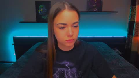 Snapshot of alexabarkley chatting on 12/25/24, 03:29 angel online show from 12/25/24, 03:29