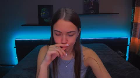 Snapshot of alexabarkley chatting on 02/25/25, 06:25 angel online show from 02/25/25, 06:25