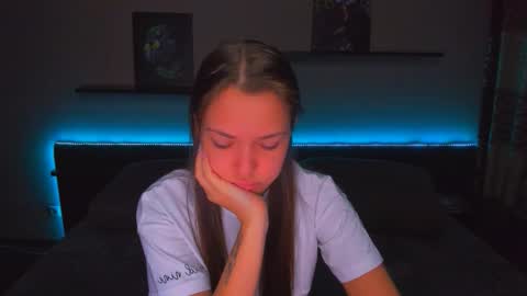 Snapshot of alexabarkley chatting on 12/17/25, 12:27 angel online show from 12/17/25, 12:27