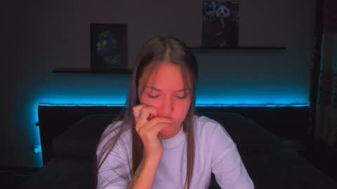 Snapshot of alexabarkley chatting on 12/18/25, 12:27 angel online show from 12/18/25, 12:27