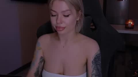 Snapshot of alexamason chatting on 11/19/25, 02:11 Alexa Mason online show from 11/19/25, 02:11