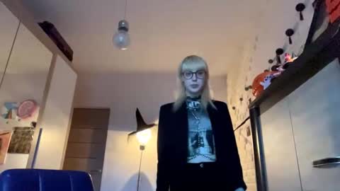 Lia online show from 11/13/25, 02:05