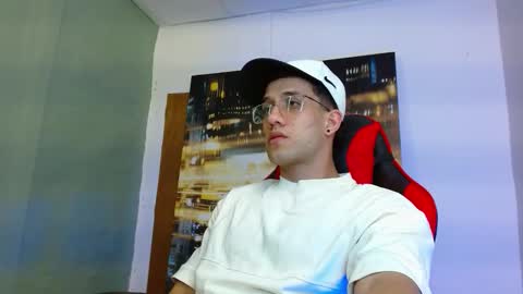 Snapshot of alexgiraldo__ chatting on 03/28/26, 05:29 alexgiraldo__ online show from 03/28/26, 05:29