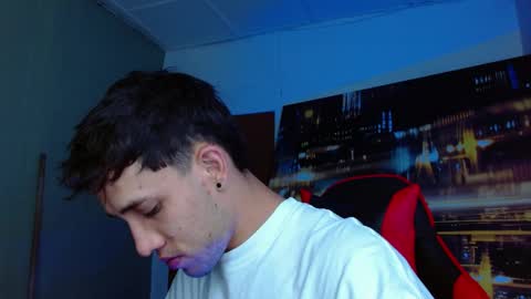 Snapshot of alexgiraldo__ chatting on 04/12/26, 02:05 alexgiraldo__ online show from 04/12/26, 02:05