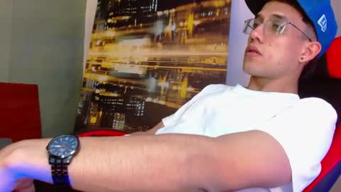 Snapshot of alexgiraldo__ chatting on 07/05/26, 04:19 alexgiraldo__ online show from 07/05/26, 04:19