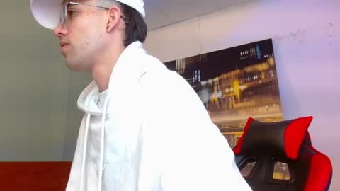 Snapshot of alexgiraldo__ chatting on 07/11/26, 12:19 alexgiraldo__ online show from 07/11/26, 12:19